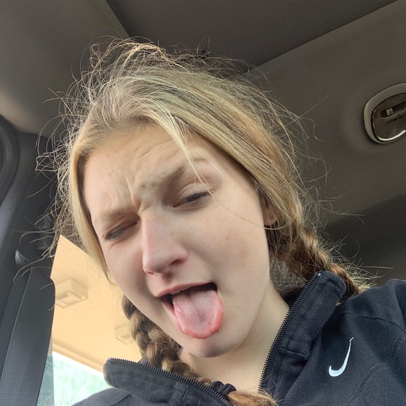 Meet your Posher, Chloe - Picture 3 of 5